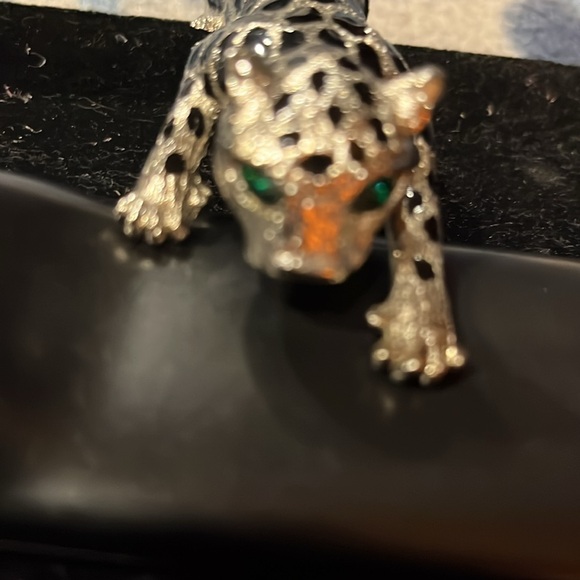 ENAMELED & JEWELED LEOPARD BROOCH W/ ARTICULATED TAIL - Picture 7 of 8